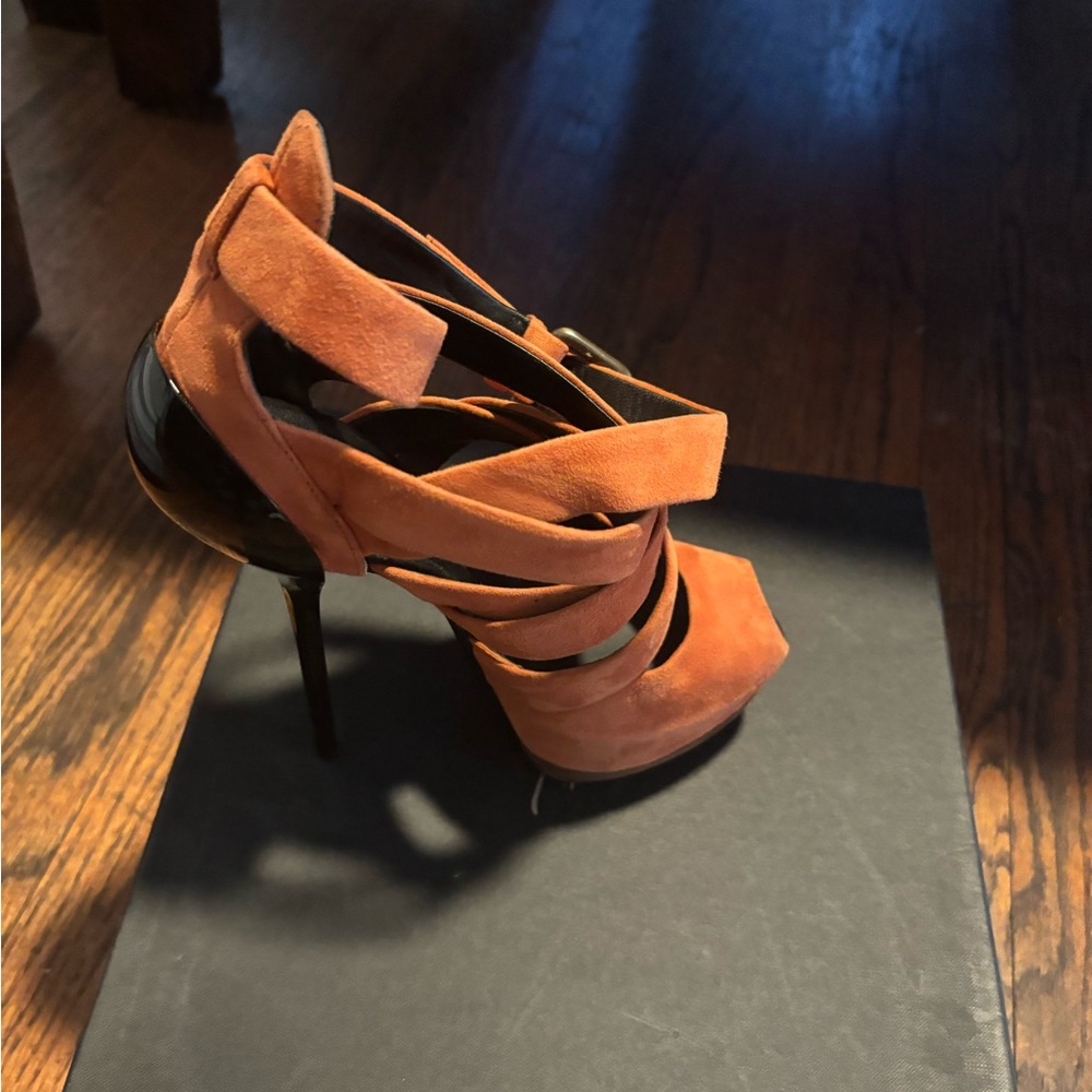 Shoes - Picture 7 of 8